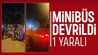 Caddede minibüs devrildi