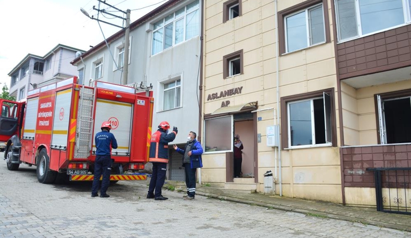 Çakmakla oyun evi kül ediyordu