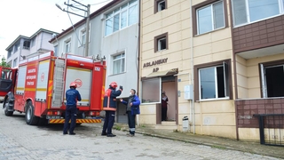 Çakmakla oyun evi kül ediyordu