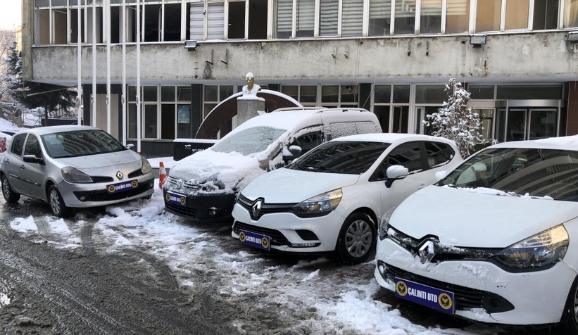 Çaldıkları araçları açık arttırmada sattılar