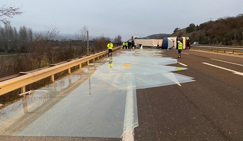 Cam yüklü tır devrildi; 1 yaralı