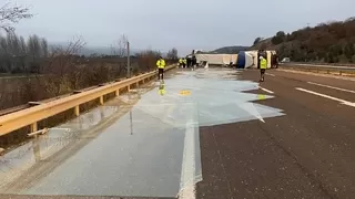 Cam yüklü tır devrildi; 1 yaralı