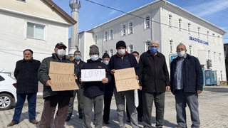 Cami cemaatinden pankartlı protesto