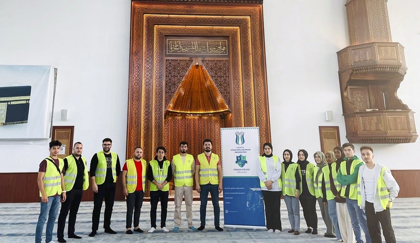 Cami temizleyip huzurevi sakinlerinin yüzlerini güldürdüler