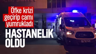 Camı yumruklayan genç hastaneye kaldırıldı