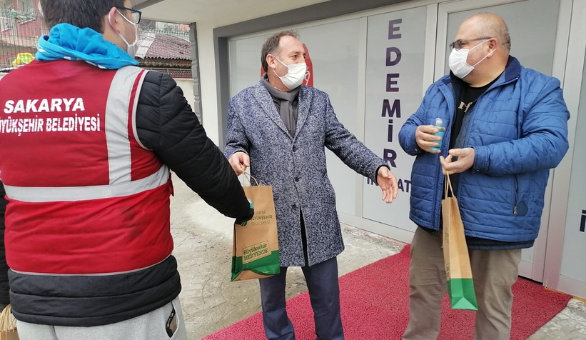 Camili ve Şeker Mahalle'de 5 bin maske dağıtıldı