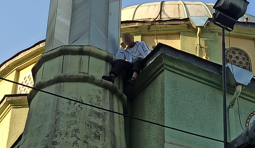 Caminin çatısına çıktı