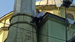 Caminin çatısına çıktı