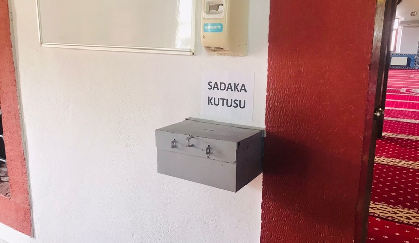 Caminin sadaka kutusunu çaldılar