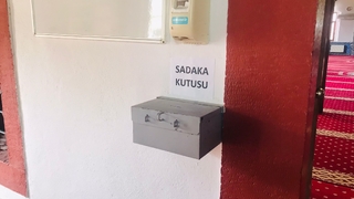 Caminin sadaka kutusunu çaldılar