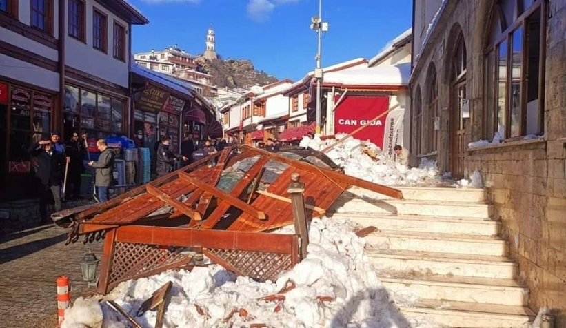 Caminin sundurması cemaatin üzerine çöktü: 5 yaralı
