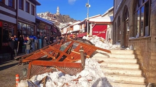Caminin sundurması cemaatin üzerine çöktü: 5 yaralı