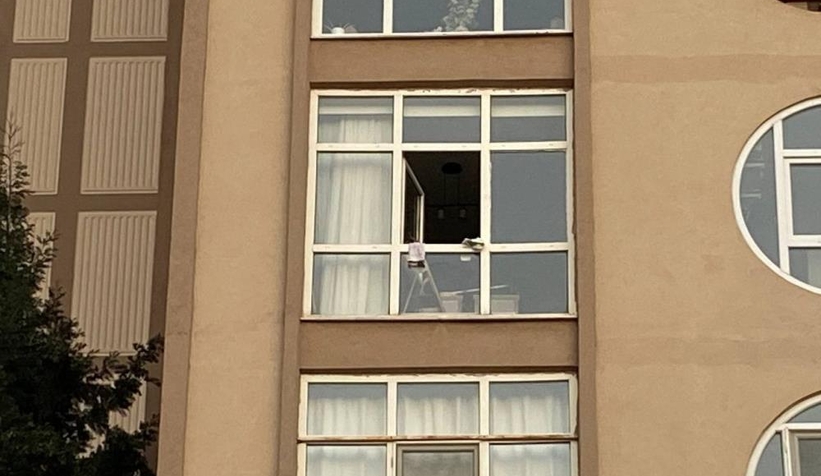 Camları silerken 4'üncü kattan düştü