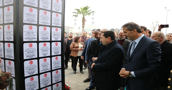 Çanakkale'de şehit olan askerlerin isimleri bu anıtta