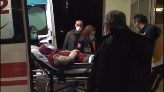 Canı elma çekti, toplamak için çıktığı ağaçtan düşerek bacağını kırdı