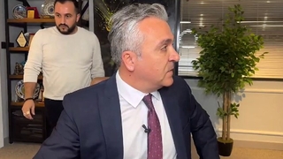 Canlı yayın esnasında depreme yakalandı