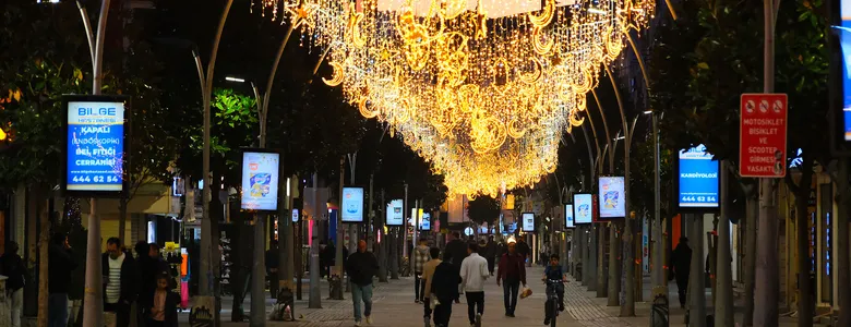 Çark Caddesi’nde Ramazan'da özel tasarım süsleme