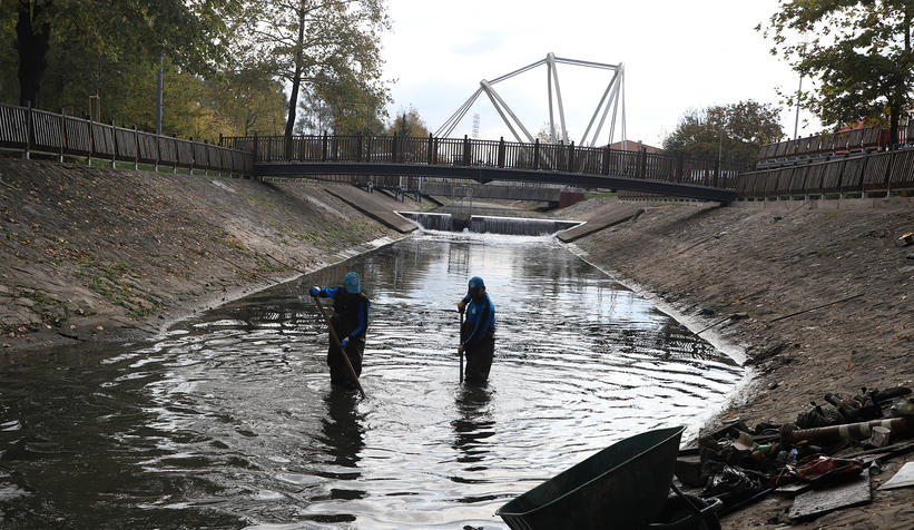 Çark Deresi’nin içine atılan çöpler toplandı