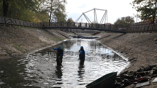 Çark Deresi’nin içine atılan çöpler toplandı