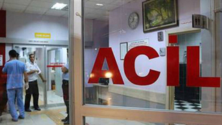 Çark'ta kaza, kamyonet iş yerine girdi: 3 yaralı