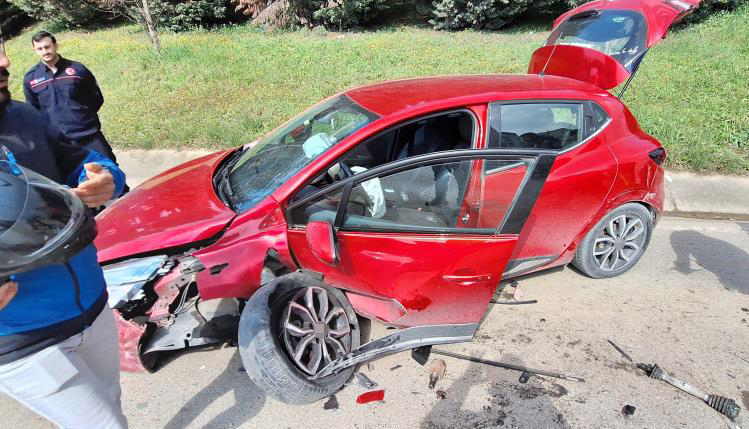 Çarpışan 2 otomobil hurdaya döndü