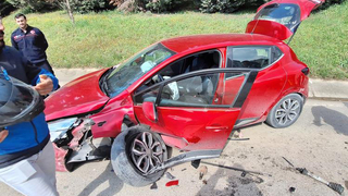 Çarpışan 2 otomobil hurdaya döndü