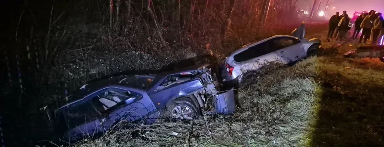 Çarpışan araçlar kanala uçtu: 6 yaralı