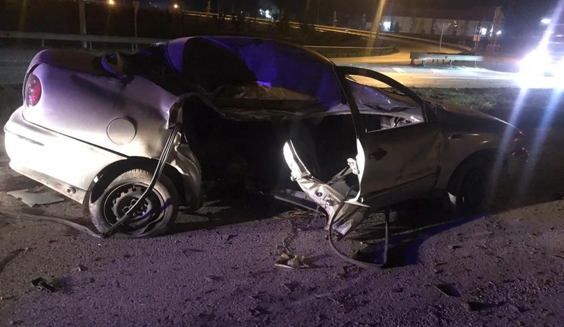 Çarptığı aydınlatma direği üzerine devrildi: 3 yaralı