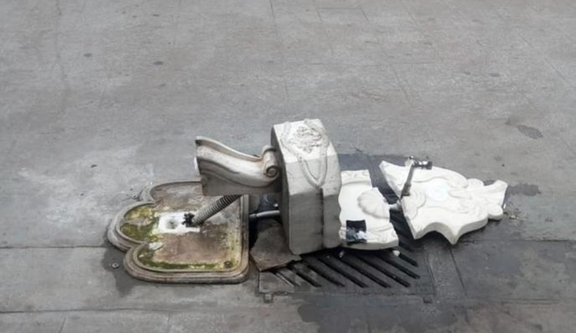 Çarşı içindeki çeşmeyi kırdılar