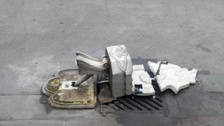 Çarşı içindeki çeşmeyi kırdılar