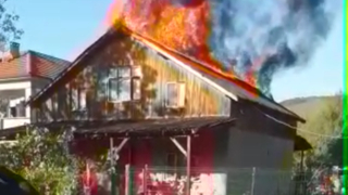 Çatı katı alev alev yandı