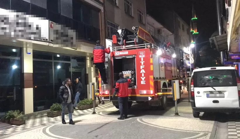 Çatıda mahsur kaldı, itfaiye yardımına koştu