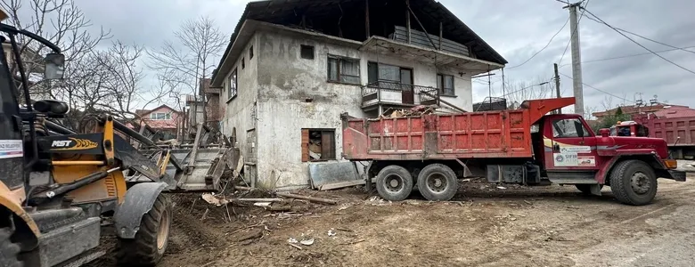 Çatıdan düşen yaşlı adam ağır yaralandı