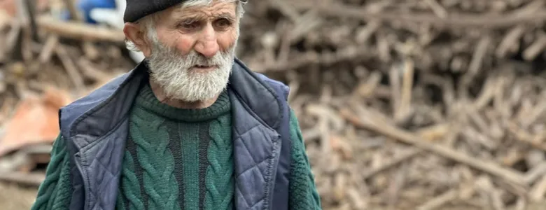 Çatıdan düşen yaşlı adam hayatını kaybetti