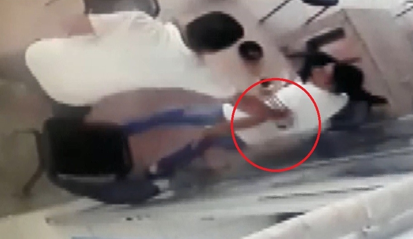 Çay içen kişiyi defalarca böyle bıçakladı