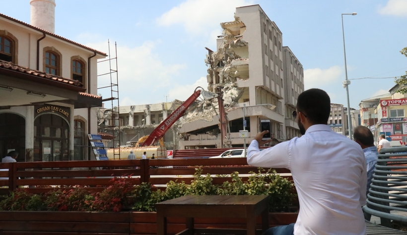 Çaylarını yudumlayarak yıkımı izlediler