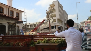 Çaylarını yudumlayarak yıkımı izlediler