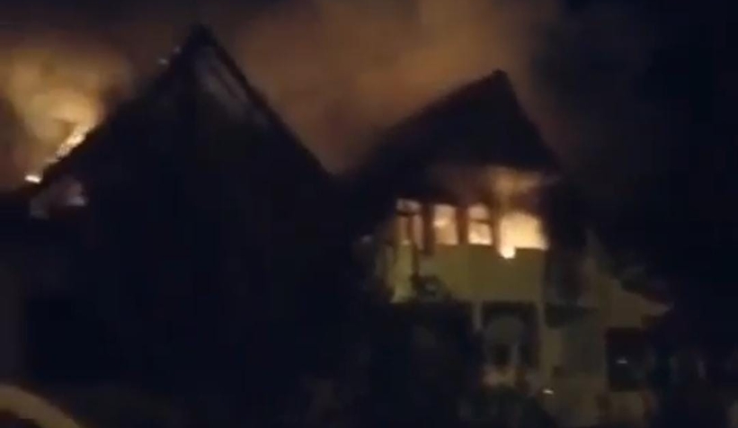 Cebeci'de villalar yandı