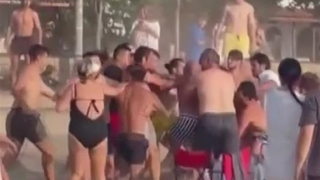 Cebeci plajında yumruklar havada uçuştu