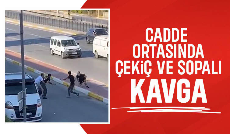 Çekiç ve sopalarla birbirlerine girdiler