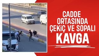 Çekiç ve sopalarla birbirlerine girdiler