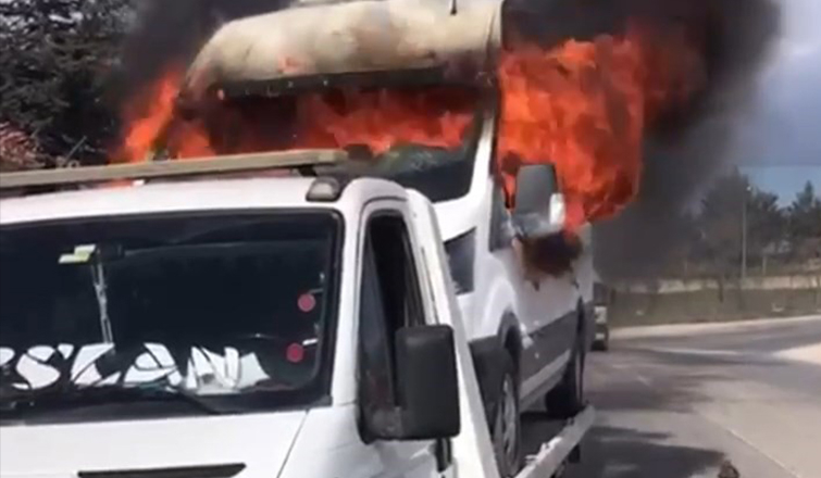 Çekici üzerindeki minibüs alev alev yandı