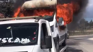 Çekici üzerindeki minibüs alev alev yandı