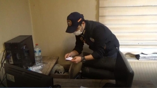 Cep telefonlarına zararlı yazım yükleyip hesapları boşalttılar