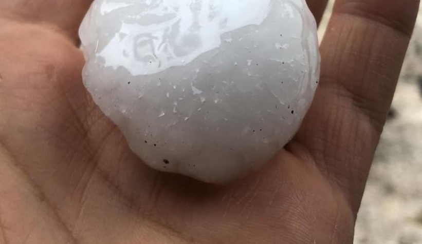 Ceviz büyüklüğünde dolu yağdı