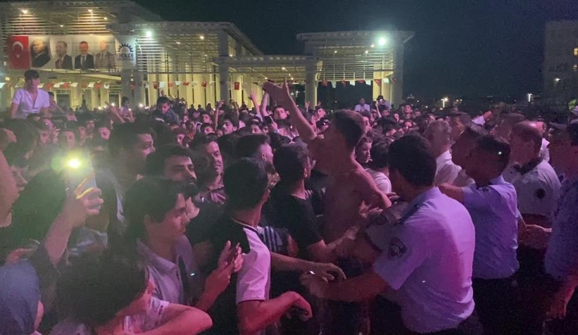 Ceza konserinde yumruklar havada uçuştu