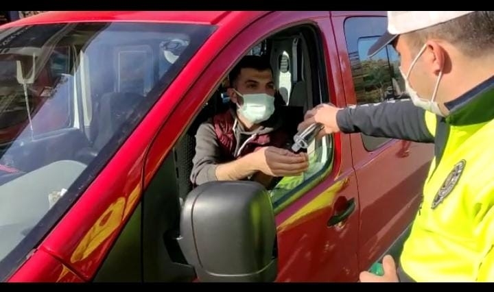 Ceza yazılacak sandılar ama ikramla karşılaştılar