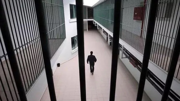 Cezaevi müdürü işkence suçundan yargılanıyor