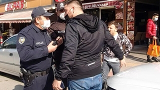 Cezaya sinirlendi polisin üzerine yürüdü