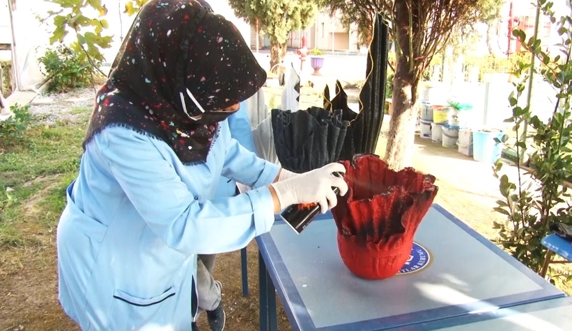 Çiçekler, atık çarşaflardan yapılan saksılarda hayat buluyor